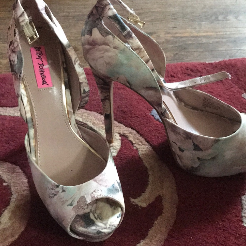 Betsey Johnson Floral Pump